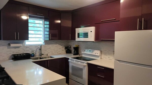 Een koelkast, een microgolfoven, een oven, een kookplaat