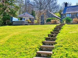 Property grounds - Beautiful villa for 12 guests with WIFI, hot tub and terrace (Dolgelly)