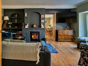 Fireplace - Beautiful villa for 12 guests with WIFI, hot tub and terrace (Dolgelly)