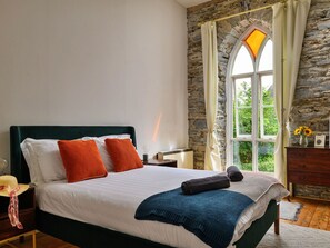 5 bedrooms, travel crib, free WiFi, bed sheets