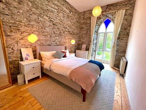 5 quartos, berço de viagem, Wi-Fi de cortesia, roupa de cama
