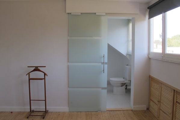 Haartrockner, Handtücher, Seife, Toilettenpapier