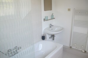 Sèche-cheveux, serviettes fournies, savon, papier toilette