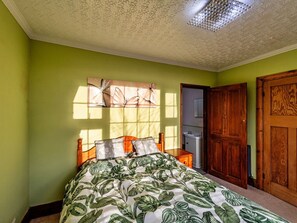 Travel cot, free WiFi, bed sheets