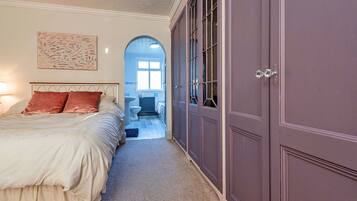 6 bedrooms, travel cot, free WiFi, bed sheets