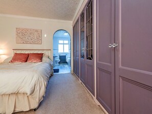 6 bedrooms, travel crib, free WiFi, bed sheets