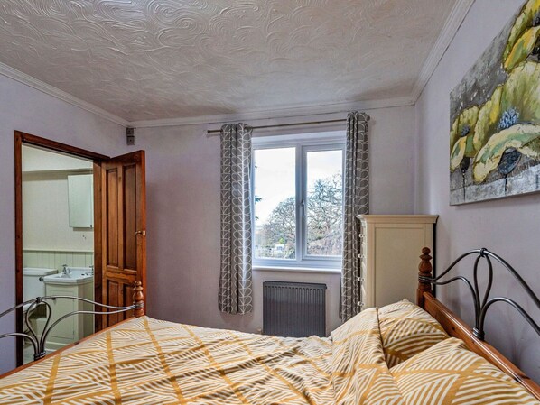 Travel crib, free WiFi, bed sheets