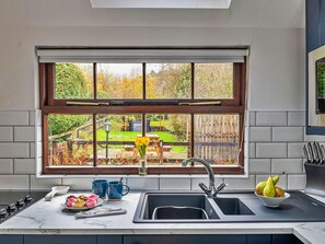 Micro-ondas, fogão, lava-louças, cadeirão de bebê