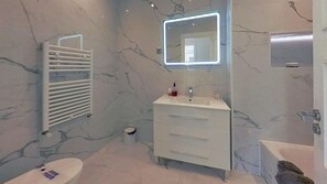 Douche, sèche-cheveux, serviettes fournies