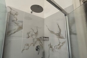 Shower, bidet, towels - CV016 - Cervia, new three-room apartment with parking space 100m from the sea (Cervia)