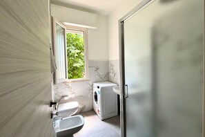 Shower, bidet - CV016 - Cervia, new three-room apartment with parking space 100m from the sea (Cervia)