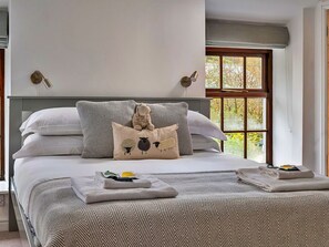 2 bedrooms, travel cot, free WiFi, bed sheets