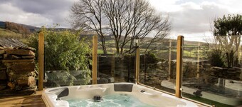 Wonderful villa for 6 guests with hot tub, TV and parking