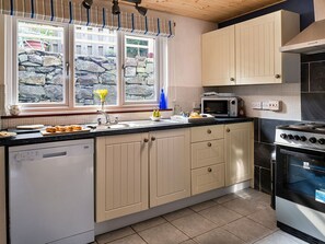 Een magnetron, een oven, een vaatwasser, een broodrooster