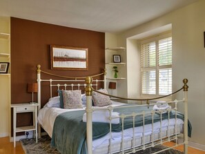5 bedrooms, travel crib, free WiFi, bed sheets