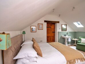 3 室のベッドルーム、旅行用ベビーベッド、WiFi (無料)、ベッドシーツ