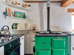 Micro-ondes, four, lave-vaisselle, chaise haute