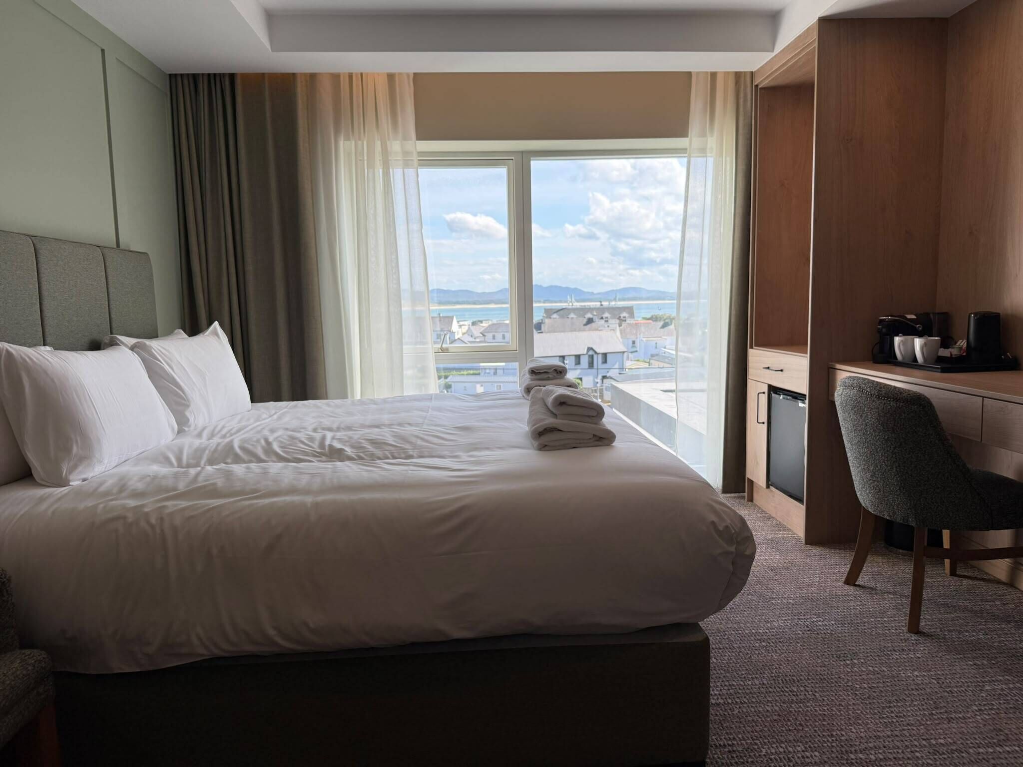 Tabla de planchar con plancha, wifi gratis y ropa de cama 