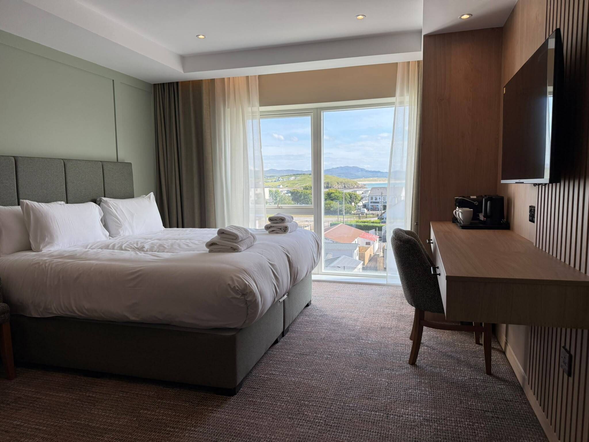 Deluxe kamer, 1 twee- of 2 eenpersoonsbedden, en-suite badkamer | Een strijkplank/strijkijzer, gratis wifi, beddengoed