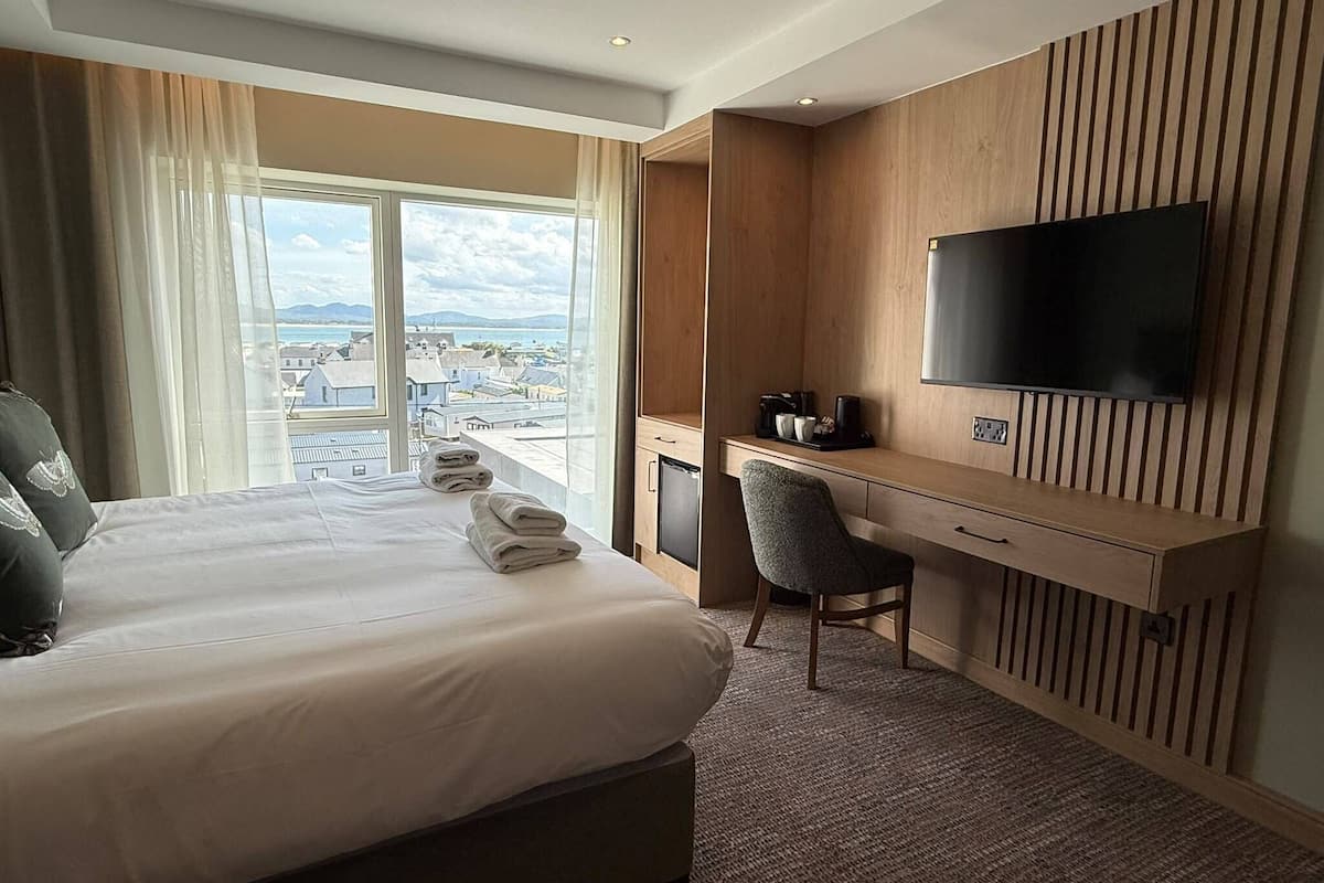 Iron/ironing board, free WiFi, bed sheets
