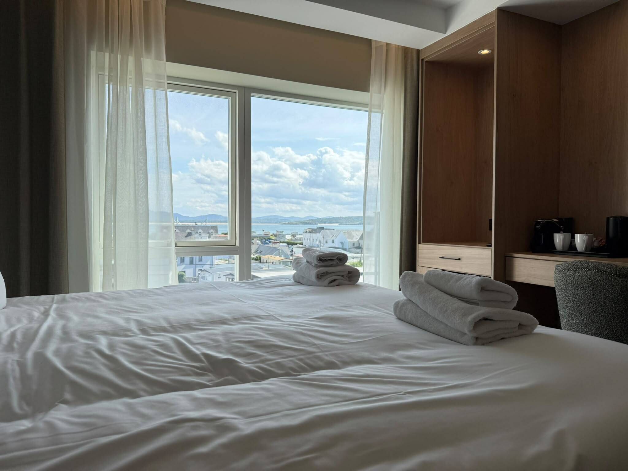 Tabla de planchar con plancha, wifi gratis y ropa de cama 