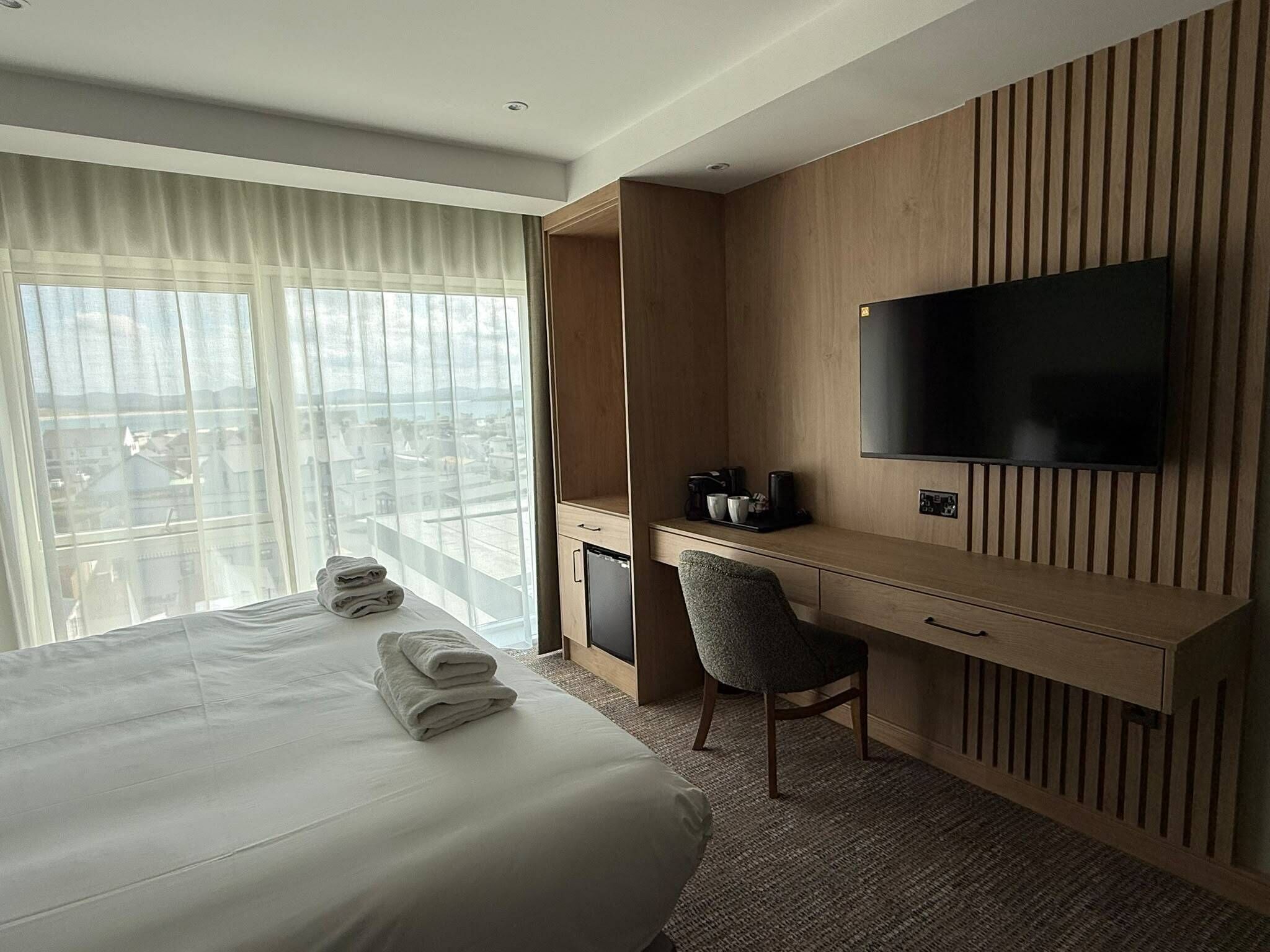 Tabla de planchar con plancha, wifi gratis y ropa de cama 