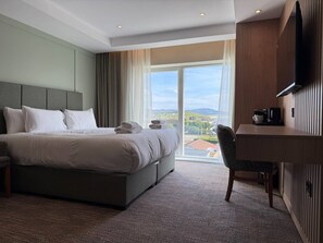 Chambre classique double ou avec lits jumeaux, salle de bain attenante, vue sur la mer (Balcony) | Fer et planche à repasser, accès au Wi-Fi (inclus), literie fournie