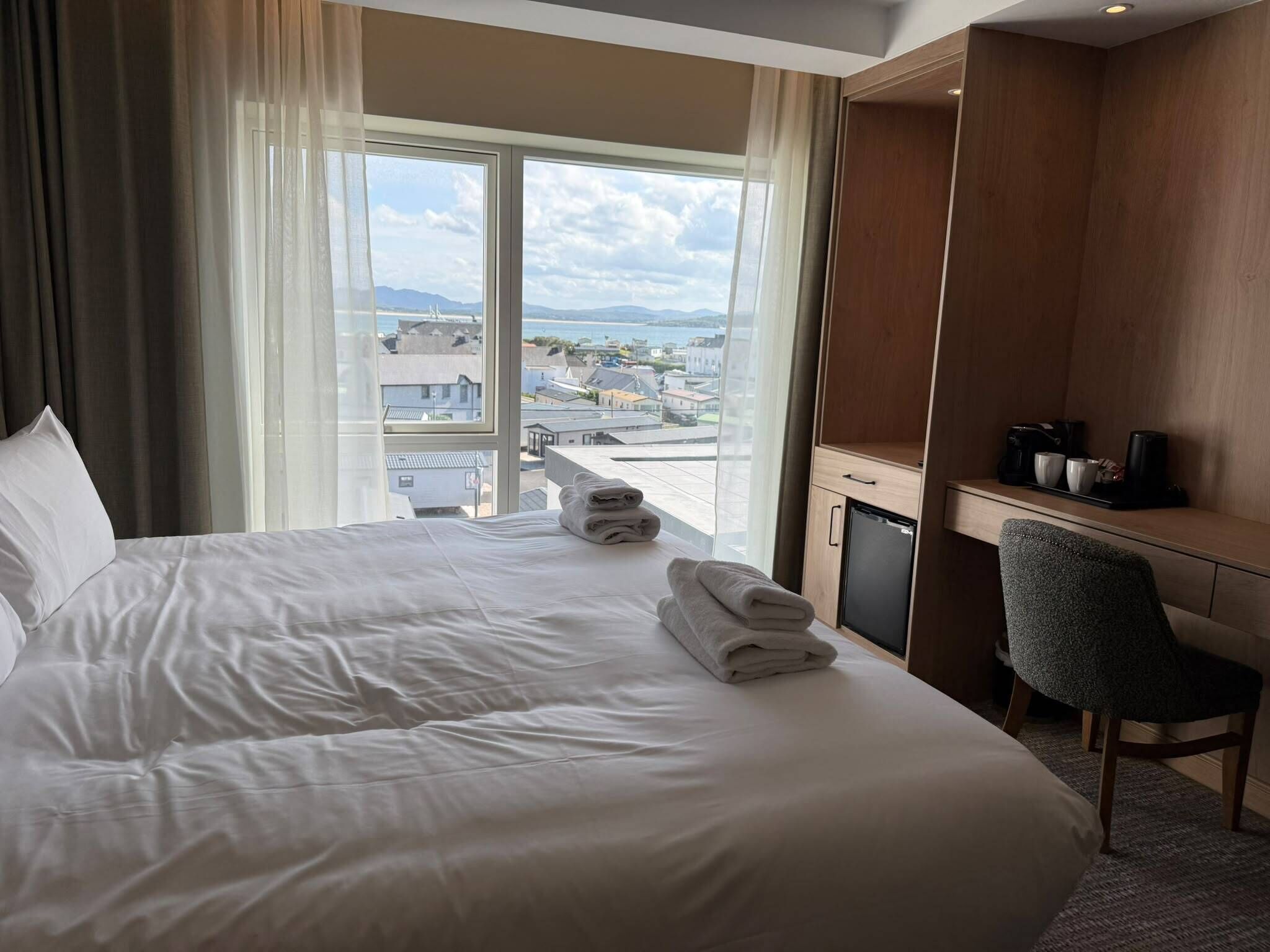 Tabla de planchar con plancha, wifi gratis y ropa de cama 