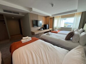 Tabla de planchar con plancha, wifi gratis y ropa de cama 