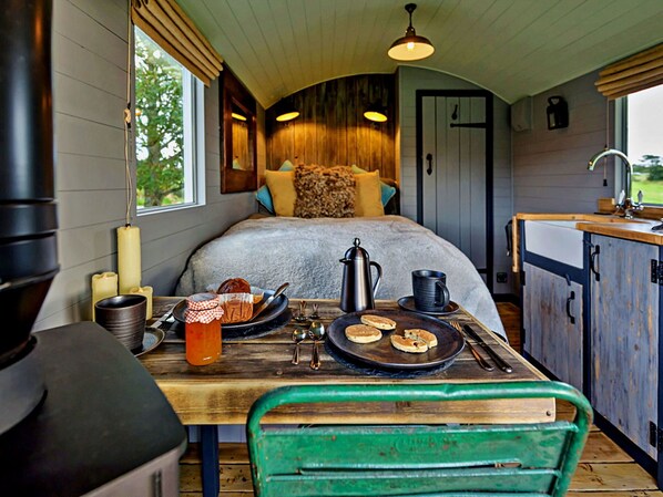 1 bedroom, bed sheets