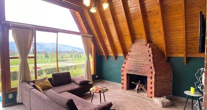 Cozy 3-bedroom cabin in charming TocancipĂĄ with WiFi