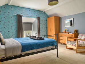 5 bedrooms, travel cot, free WiFi, bed sheets