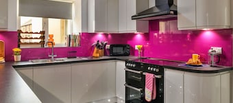 Beautiful villa for 8 guests with WIFI, TV, pets allowed and parking