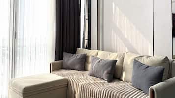 Condo familiar, balcón, vista a la ciudad | Escritorio, espacio para trabajar con laptop y cortinas blackout