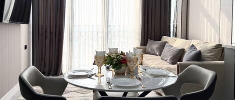 Familie appartement, balkon, uitzicht op de stad | Privékeuken | Een koelkast met diepvriezer, een microgolfoven, een oven, een kookplaat