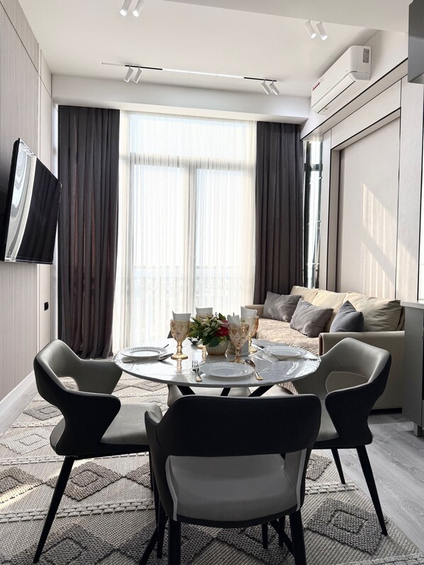 Appartamento familiare, balcone, vista città | Cucina privata | Frigorifero con congelatore, microonde, forno, piano cottura