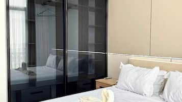 Condo familiar, balcón, vista a la ciudad | Escritorio, espacio para trabajar con laptop y cortinas blackout