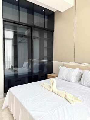 Appartamento familiare, balcone, vista città | Una scrivania, postazione laptop, tende oscuranti, ferro/asse da stiro