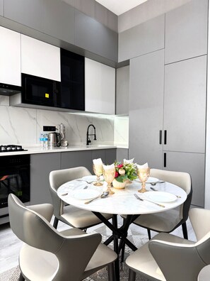 Family Condo, Balcony, City View | Private kitchen | Full-size fridge, microwave, oven, stovetop - Kamolon 43 (Tashkent)