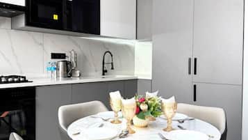 Condo familiar, balcón, vista a la ciudad | Escritorio, espacio para trabajar con laptop y cortinas blackout