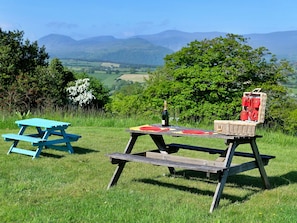 Outdoor dining - Stunning  villa for 7 people with hot tub, WIFI and terrace (Eglwys-fâch)