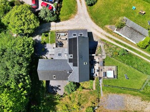 Exterior - Stunning  villa for 7 people with hot tub, WIFI and terrace (Eglwys-fâch)