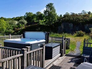 Outdoor spa tub - Beautiful villa for 7 guests with hot tub, WIFI and terrace (Eglwys-fâch)