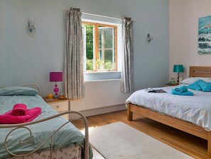 3 bedrooms, free WiFi, bed sheets - Stunning  villa for 7 people with hot tub, WIFI and terrace (Eglwys-fâch)