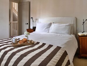 3 室のベッドルーム、WiFi (無料)、ベッドシーツ