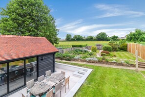 Outdoor dining - Tuffs Farm (Kings Langley)
