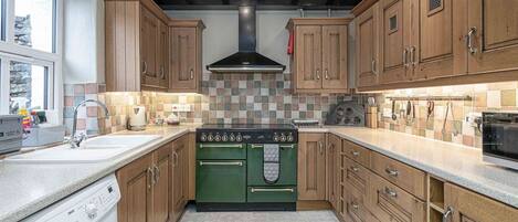 ميكروويف، فرن، غسالة أطباق، كرسي للأطفال