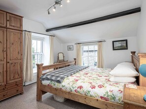 4 bedrooms, travel cot, free WiFi, bed sheets - Stunning  villa for 7 people with WIFI, terrace and pets allowed (Capel Garmon)