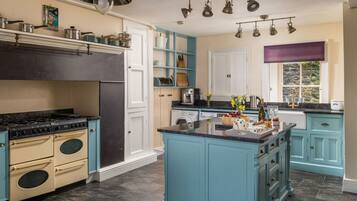 Mikrobølgeovn, ovn, oppvaskmaskin og høy barnestol