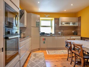 Micro-ondes, four, lave-vaisselle